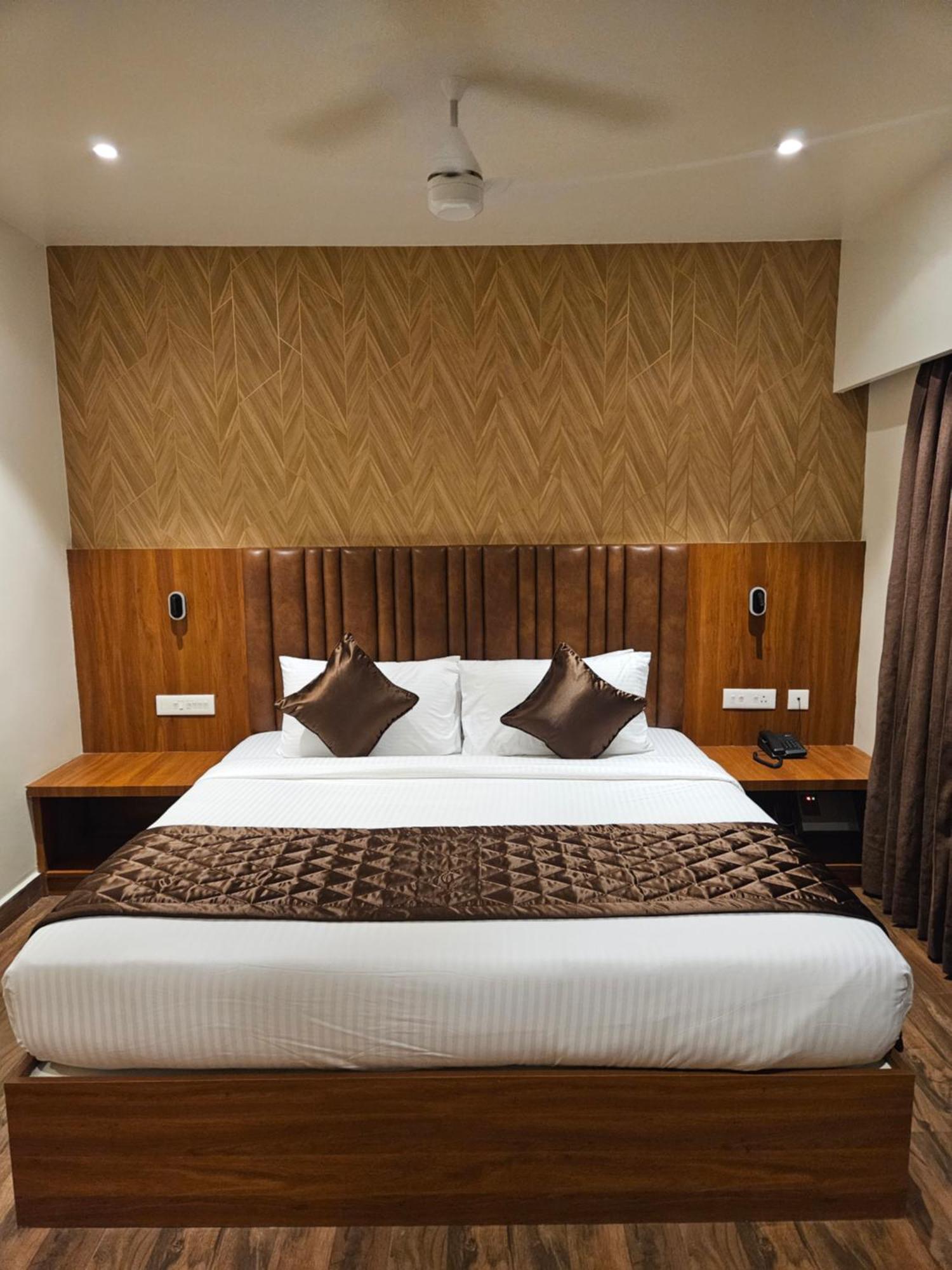Hotel Pl Grand กาไรก์กูดี ภายนอก รูปภาพ