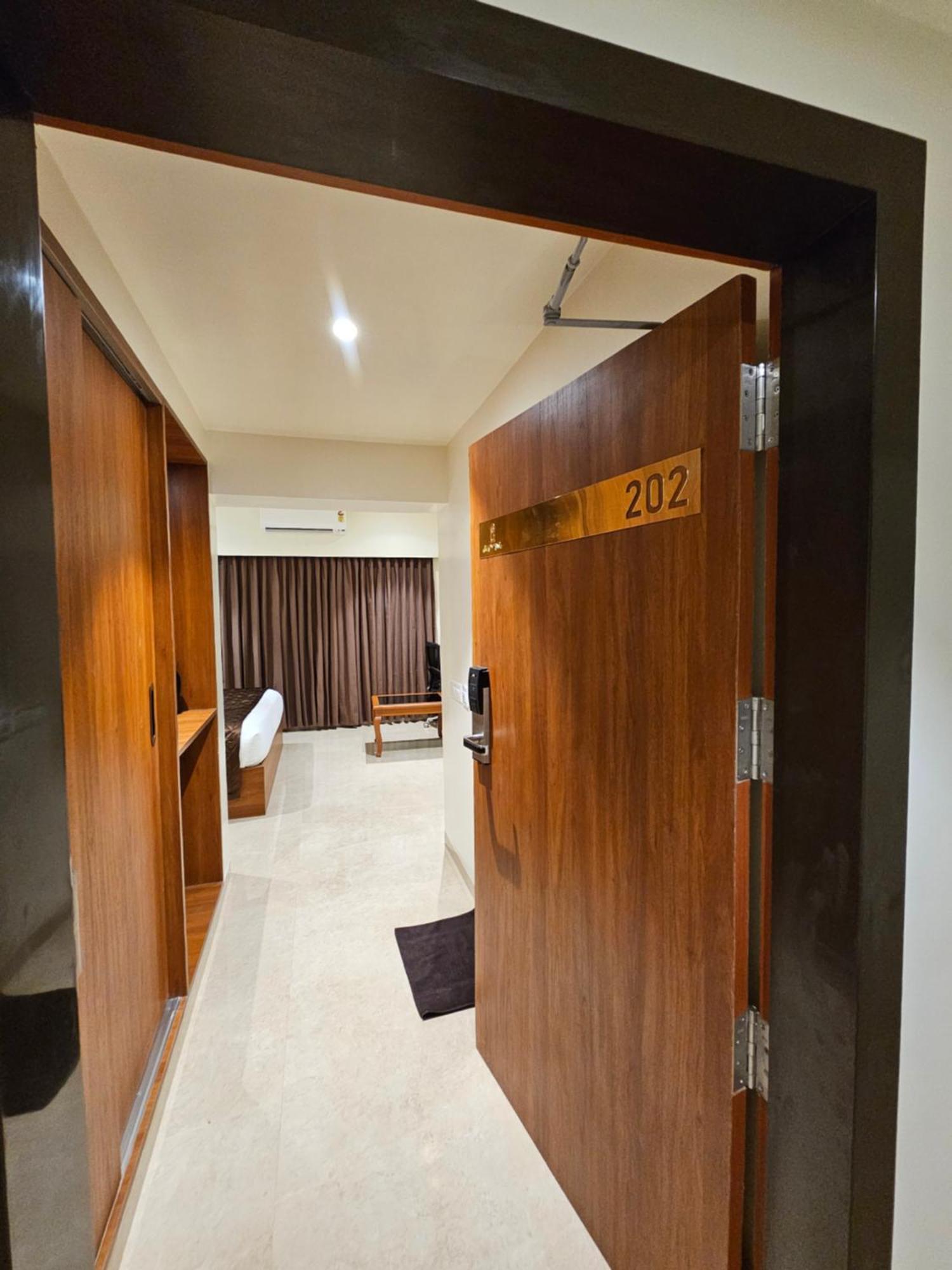 Hotel Pl Grand กาไรก์กูดี ภายนอก รูปภาพ