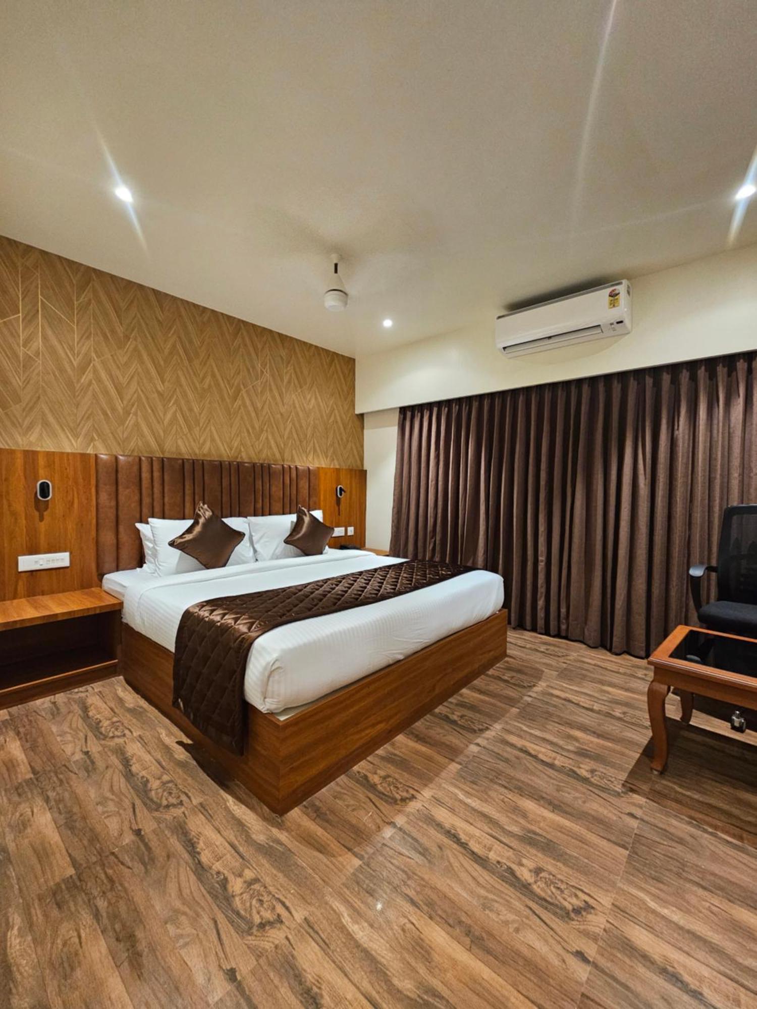 Hotel Pl Grand กาไรก์กูดี ภายนอก รูปภาพ