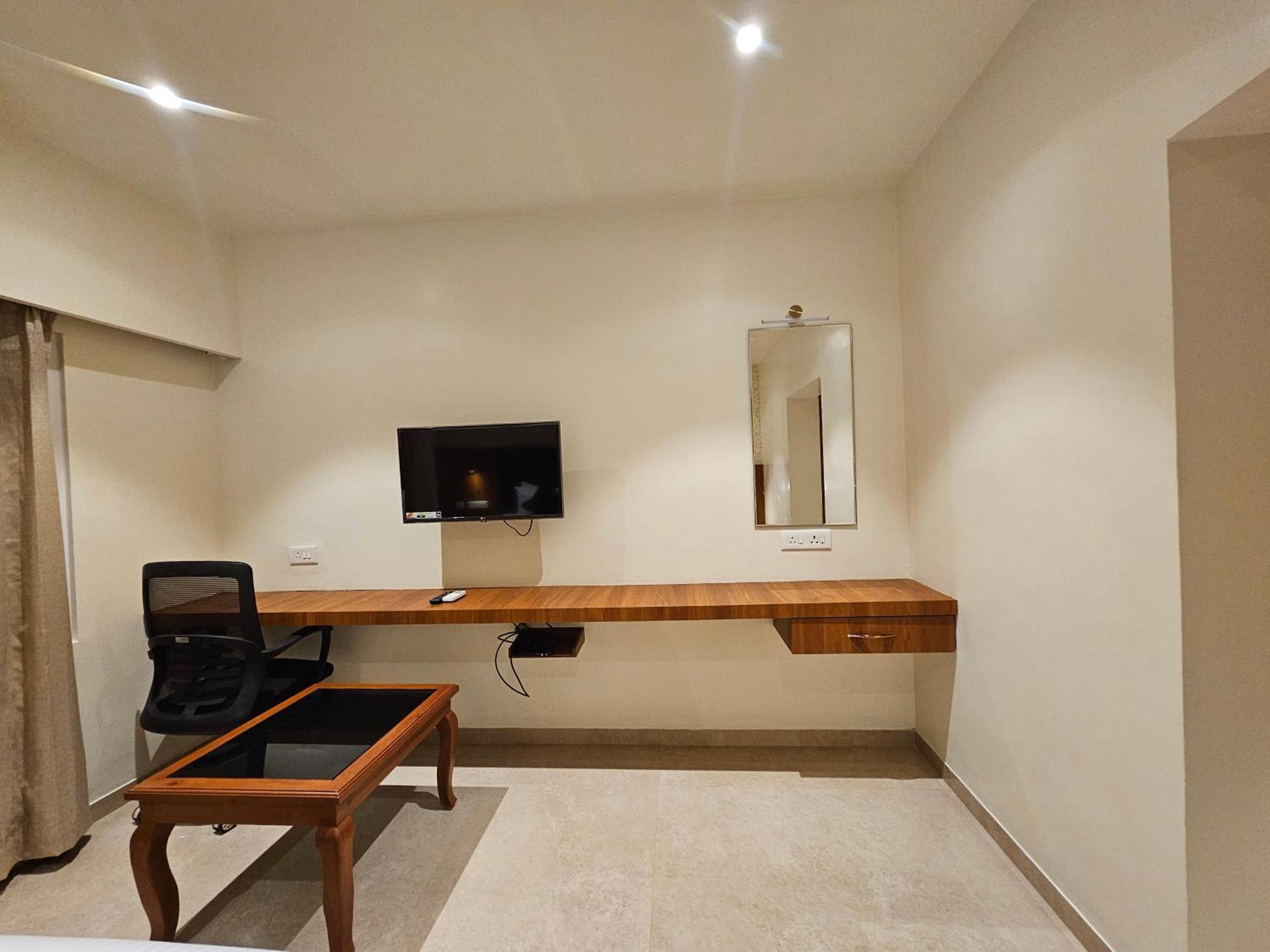 Hotel Pl Grand กาไรก์กูดี ภายนอก รูปภาพ