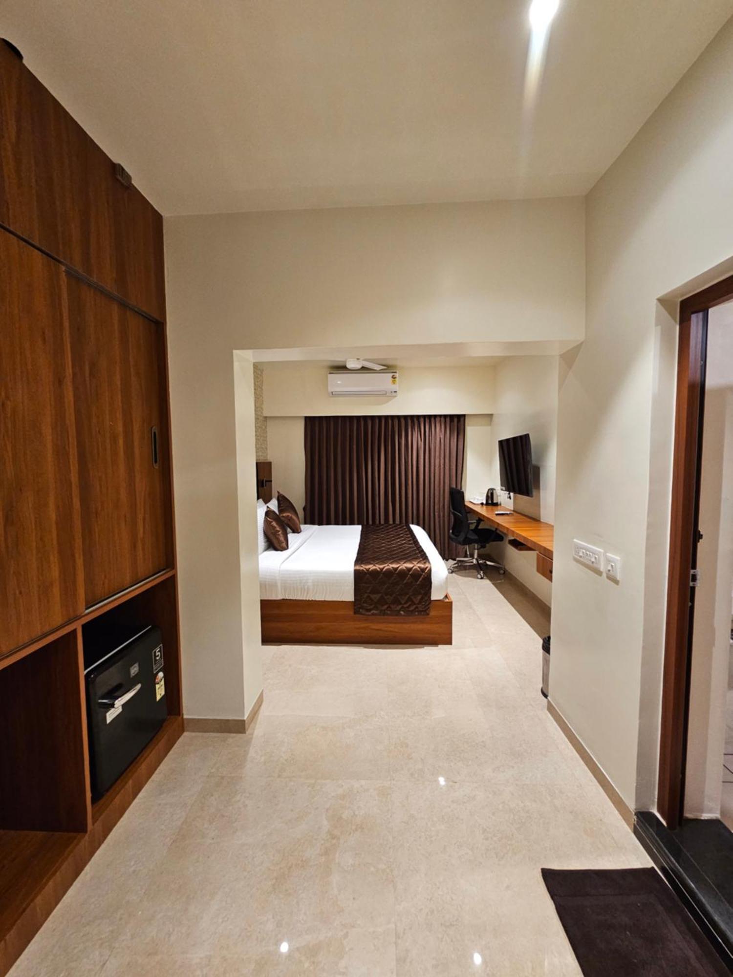 Hotel Pl Grand กาไรก์กูดี ภายนอก รูปภาพ