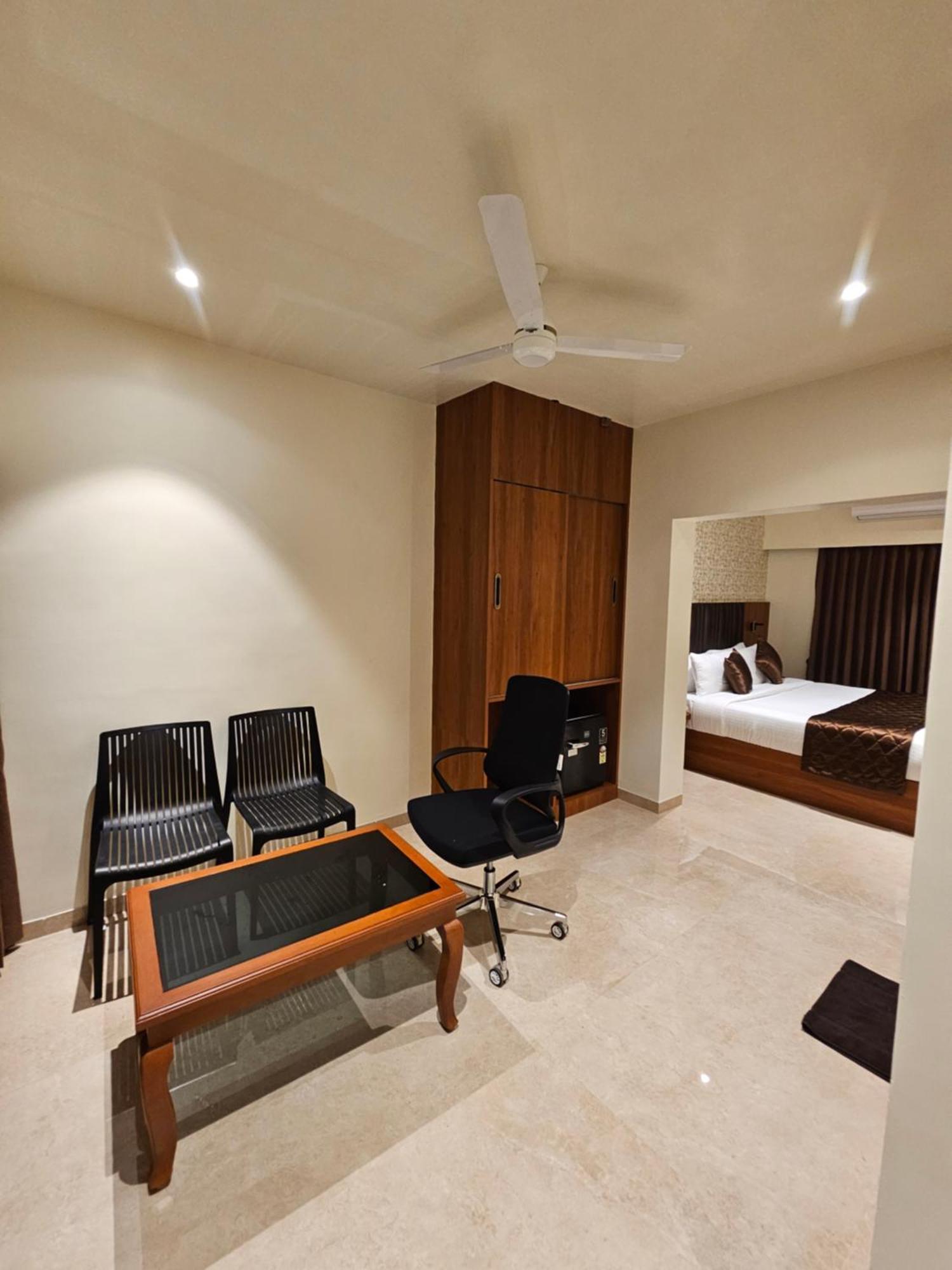 Hotel Pl Grand กาไรก์กูดี ภายนอก รูปภาพ