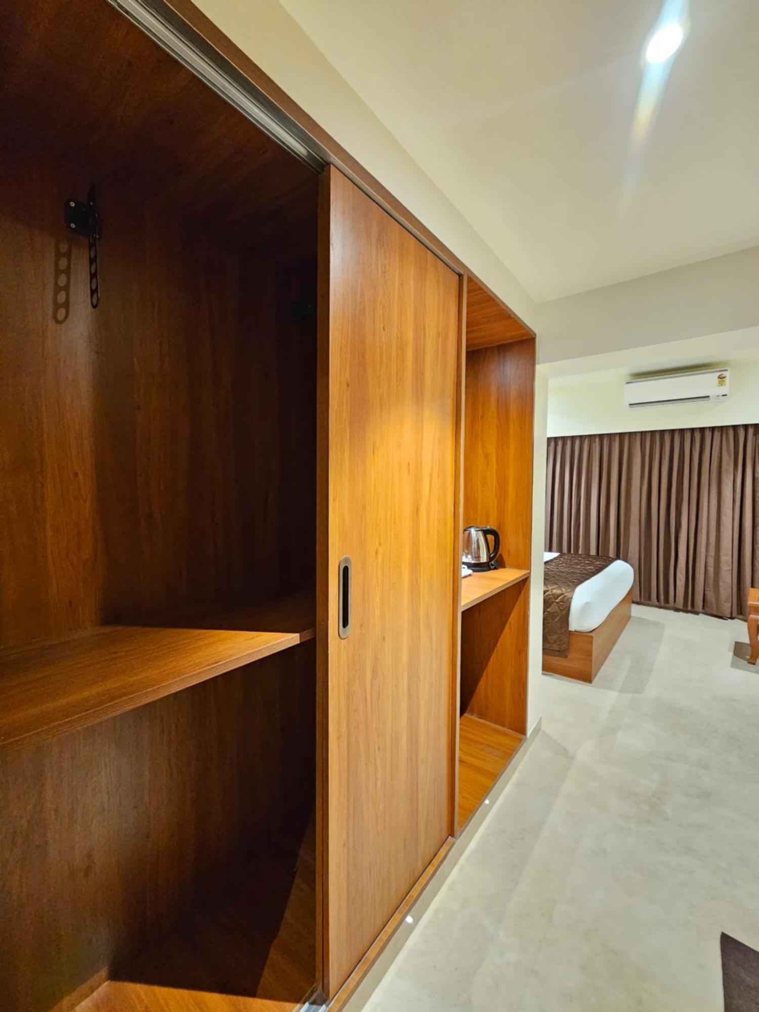 Hotel Pl Grand กาไรก์กูดี ภายนอก รูปภาพ
